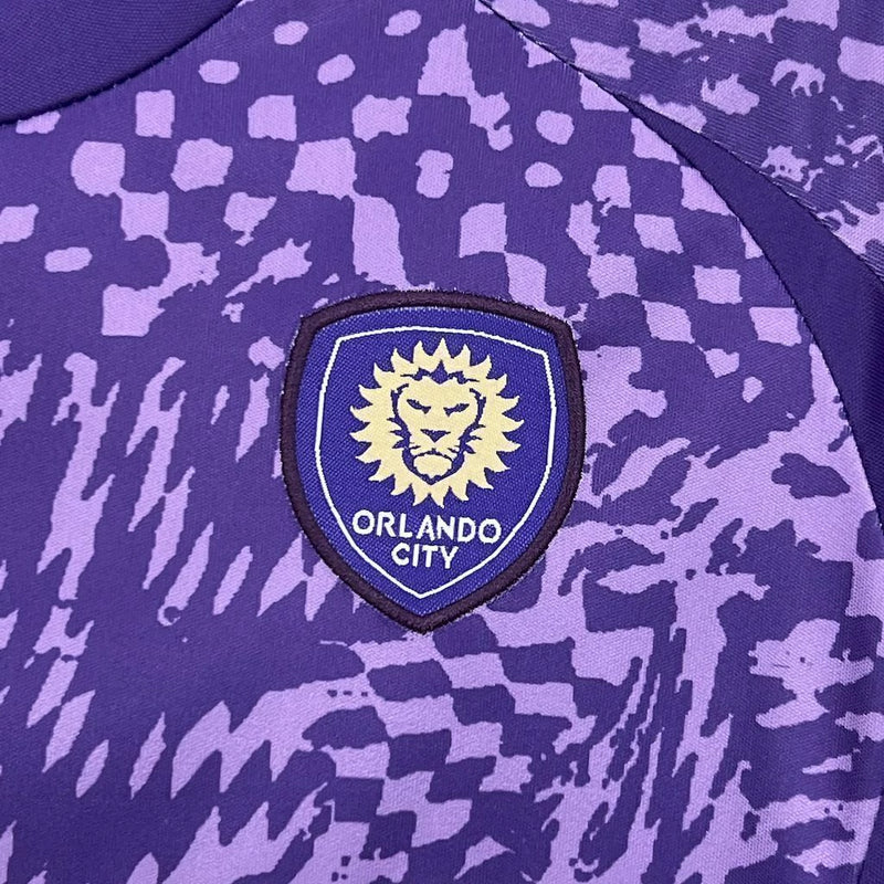 Kit infantil orlando city home 2025/26 Adidas cor roxa com escudo bordado e estampa única inspirada em tempestade