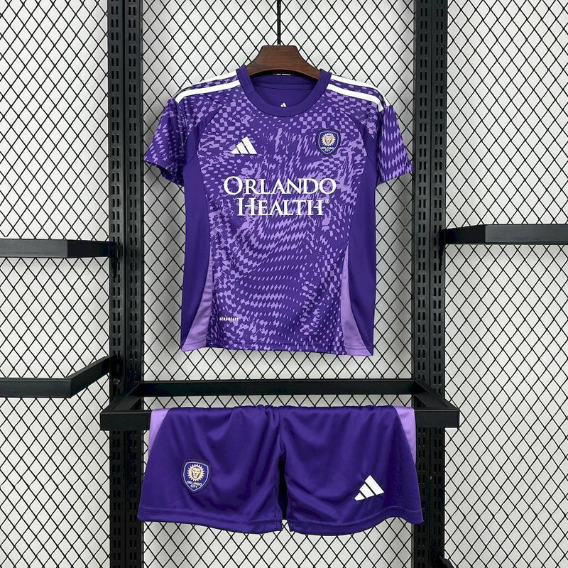 Kit infantil orlando city home 2025/26 Adidas cor roxa com escudo bordado e estampa única inspirada em tempestade