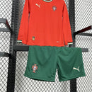 Kit infantil Portugal Home 2025/26 Puma Manga longa vermelho com escudo bordado e gola V