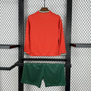 Kit infantil Portugal Home 2025/26 Puma Manga longa vermelho com escudo bordado 