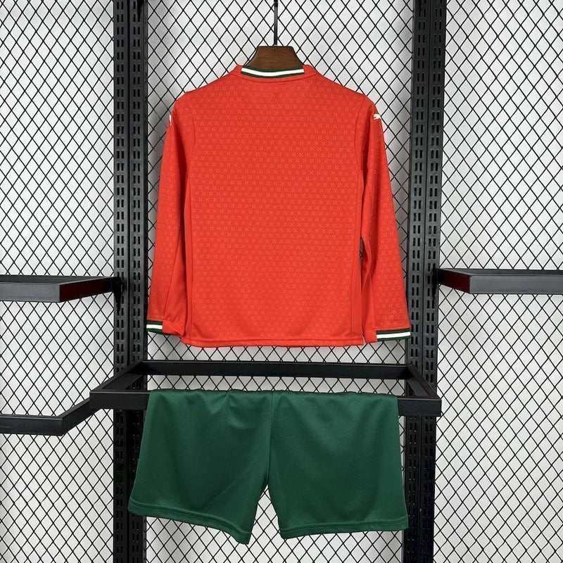 Kit infantil Portugal Home 2025/26 Puma Manga longa vermelho com escudo bordado 