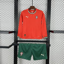 Kit infantil Portugal Home 2025/26 Puma Manga longa vermelho com escudo bordado