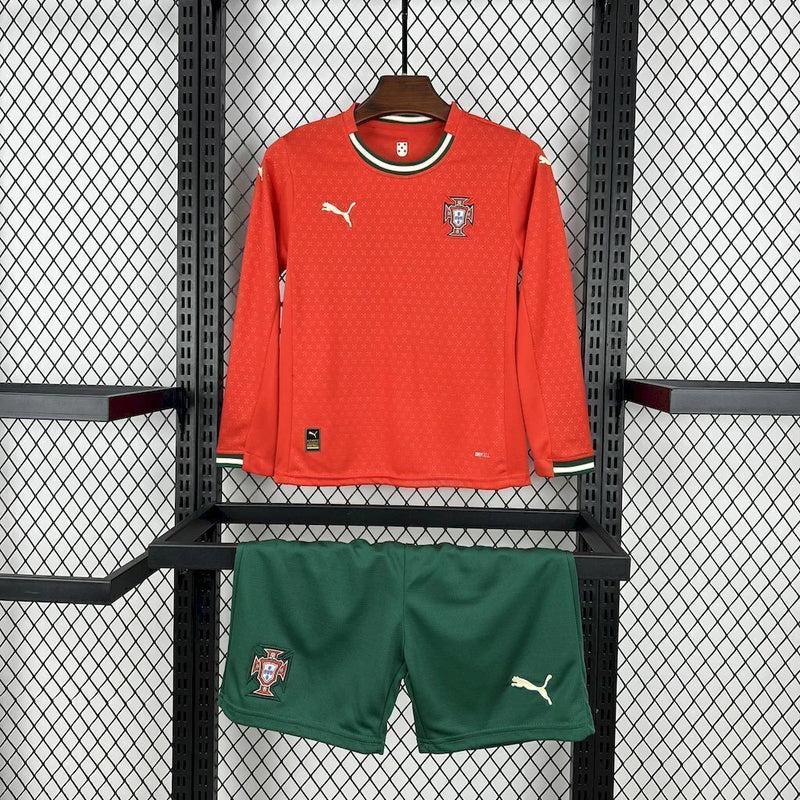 Kit infantil Portugal Home 2025/26 Puma Manga longa vermelho com escudo bordado