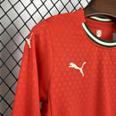 Kit infantil Portugal Home 2025/26 Puma Manga longa vermelho com escudo bordado e gola V