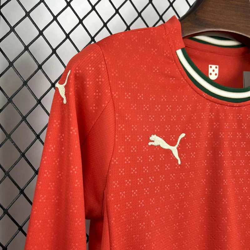 Kit infantil Portugal Home 2025/26 Puma Manga longa vermelho com escudo bordado e gola V