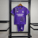 Kit Infantil Real Madrid 2024/25 Edição Especial Y-3 Roxa – camisa roxa com detalhes sofisticados e escudo oficial bordado, shorts combinando, uniforme infantil premium da seleção Real Madrid, leve, respirável e confortável para crianças de 3 a 13 anos."