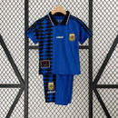 Kit Infantil Retrô Argentina Away 1994/95 Adidas – uniforme azul clássico infantil, inspirado na Seleção Argentina, tamanho do P ao XGG."