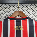 Kit Infantil São Paulo FC Away 2024/25 New Balance com camisa branca, detalhes em vermelho e preto, escudo bordado do SPFC, shorts combinando, uniforme oficial para crianças de 3 a 13 anos, torcedor infantil, conforto e mobilidade, peça licenciada"