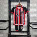 "Kit Infantil São Paulo Away (2) 2023/24 Adidas – uniforme reserva oficial infantil com camisa e short, nas cores tradicionais do Tricolor Paulista, ideal para jovens torcedores do SPFC.