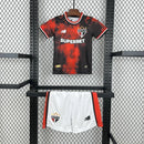 Kit Infantil São Paulo FC Third 2024/25 New Balance para pequenos torcedores, camisa manga curta e shorts oficiais, cores preta, vermelha e branca, escudo bordado do SPFC e logo New Balance, conforto e estilo para crianças de 3 a 13 anos