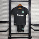 Kit Infantil Sporting CP Third III 2024/25 Nike – camisa com cores vibrantes e detalhes sofisticados, shorts combinando, uniforme infantil oficial do Sporting CP, leve, respirável e confortável para crianças de 3 a 13 anos."