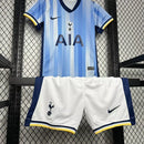 Kit Infantil Tottenham Away (2) 2024/25 Nike preto e roxo – conjunto oficial com camisa e short, tecido leve e respirável para crianças de 3 a 13 anos."
