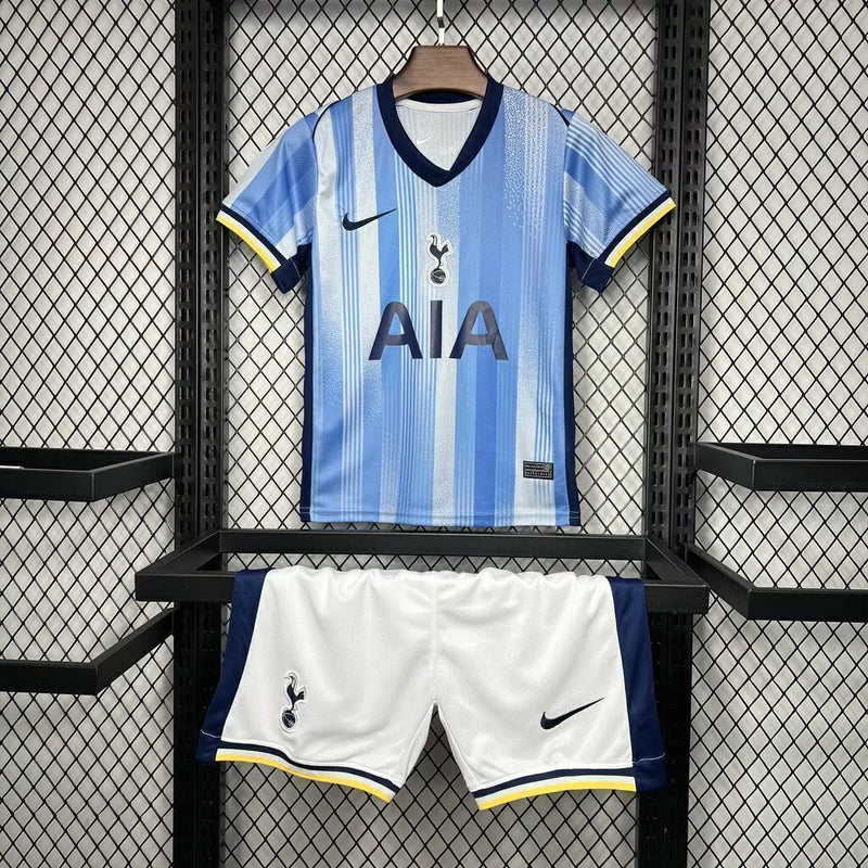 Kit Infantil Tottenham Away (2) 2024/25 Nike preto e roxo – conjunto com camisa e short, tecido leve e respirável para crianças de 3 a 13 anos."
