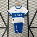 Kit Infantil Universidad Católica 2024/25 Puma – camisa azul com detalhes em branco e shorts combinando, uniforme infantil oficial da Universidad Católica, leve, respirável e confortável para crianças de 3 a 13 anos."