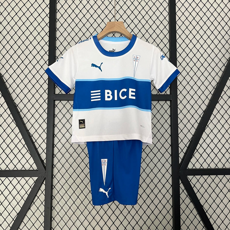 Kit Infantil Universidad Católica 2024/25 Puma – camisa azul com detalhes em branco e shorts combinando, uniforme infantil oficial da Universidad Católica, leve, respirável e confortável para crianças de 3 a 13 anos."