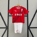 Kit Infantil Universidad Católica Away 2024/25 Puma – camisa vermelha com detalhes em branco e shorts combinando, uniforme infantil oficial da Universidad Católica, leve, respirável e confortável para crianças de 3 a 13 anos."