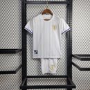 Kit Infantil Uruguai Away (2) 2024/25 – Camisa branca com detalhes em azul celeste e shorts oficial, uniforme leve, confortável e ideal para crianças de 3 a 13 anos."