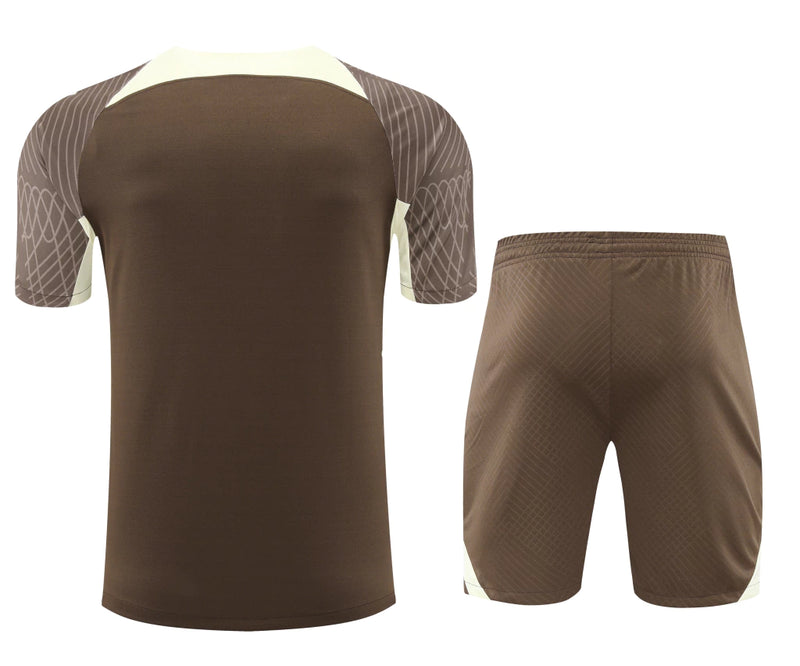 Kit treino Corinthians 2024 2025 Nike masculino com camisa marrom e shorts marrom, modelo usado nos treinos do time, exibido em fundo branco