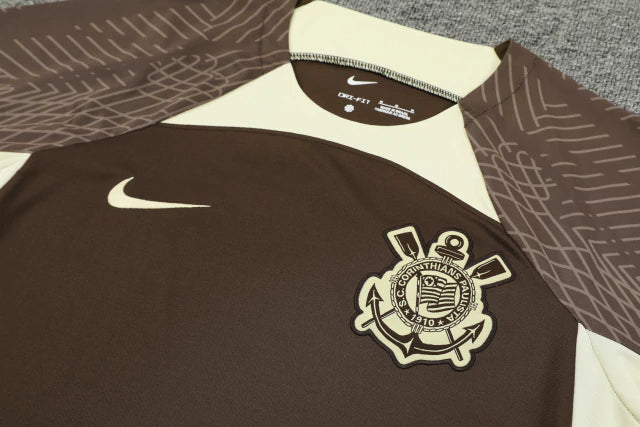 Kit treino Corinthians 2024 2025 Nike masculino com camisa marrom e shorts marrom, modelo usado nos treinos do time, exibido em fundo branco