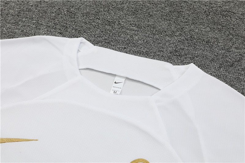 Kit de treino Corinthians 2023/24 Nike com camisa branca e shorts preto, ideal para treinos e uso casual com tecnologia DRI-FIT.