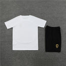 Kit de treino Corinthians 2023/24 Nike com camisa branca e shorts preto, ideal para treinos e uso casual com tecnologia DRI-FIT.