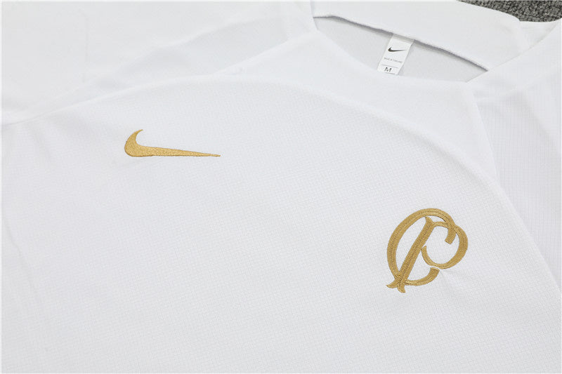 Kit de treino Corinthians 2023/24 Nike com camisa branca e shorts preto, ideal para treinos e uso casual com tecnologia DRI-FIT.