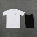 Kit de treino Corinthians 2023/24 Nike com camisa branca e shorts preto, ideal para treinos e uso casual com tecnologia DRI-FIT.