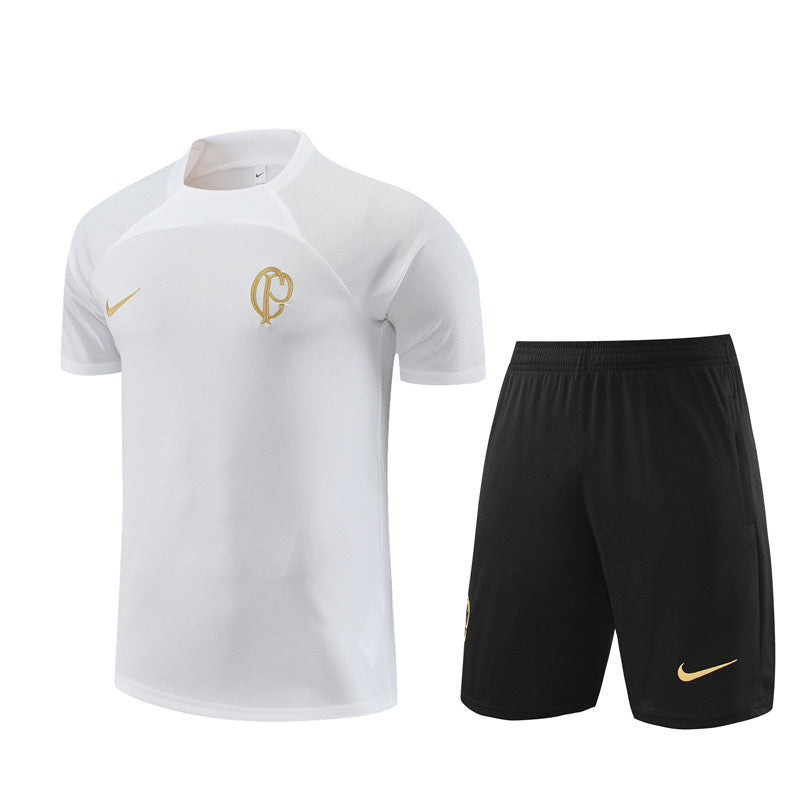 Kit de treino Corinthians 2023/24 Nike com camisa branca e shorts preto, ideal para treinos e uso casual com tecnologia DRI-FIT.