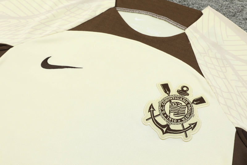 Kit treino Corinthians 2024 2025 Nike masculino com camisa bege e shorts marrom - usado para treinos e uso casual