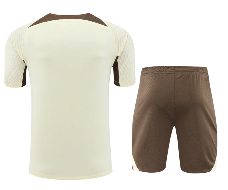 Kit treino Corinthians 2024 2025 Nike masculino com camisa bege e shorts marrom - usado para treinos e uso casual