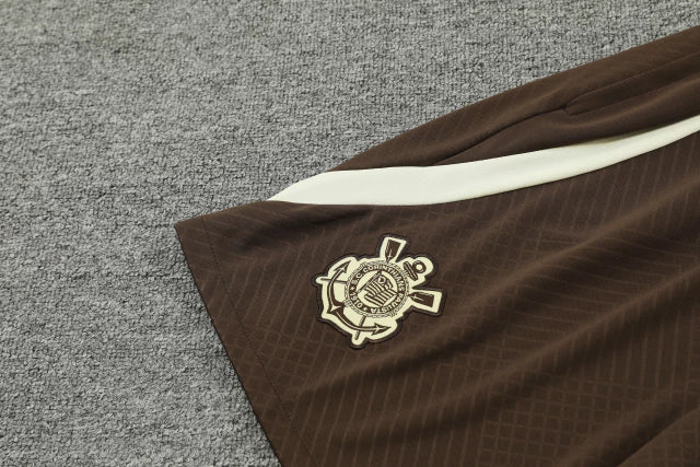Kit treino Corinthians 2024 2025 Nike masculino com camisa bege e shorts marrom - usado para treinos e uso casual