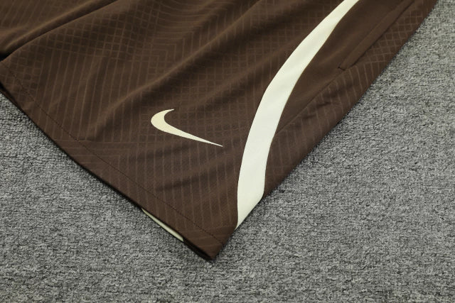 Kit treino Corinthians 2024 2025 Nike masculino com camisa bege e shorts marrom - usado para treinos e uso casual