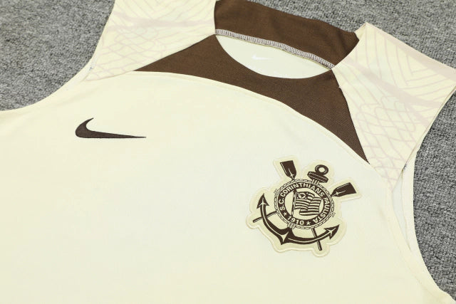 Kit treino Corinthians Nike 2024/25 masculino com regata bege e shorts marrom - uniforme para treino com escudo do Corinthians e tecnologia Dri-Fit