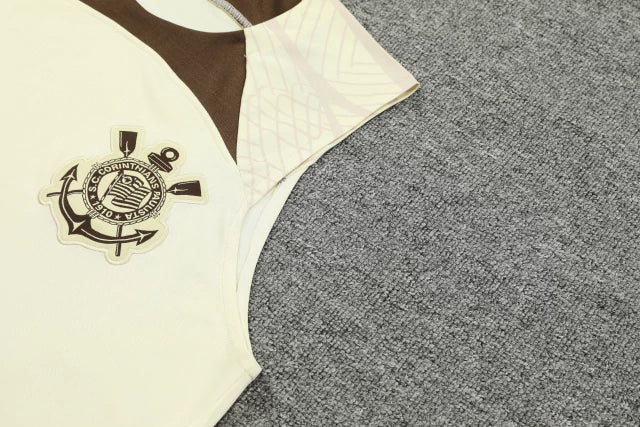Kit treino Corinthians Nike 2024/25 masculino com regata bege e shorts marrom - uniforme para treino com escudo do Corinthians e tecnologia Dri-Fit