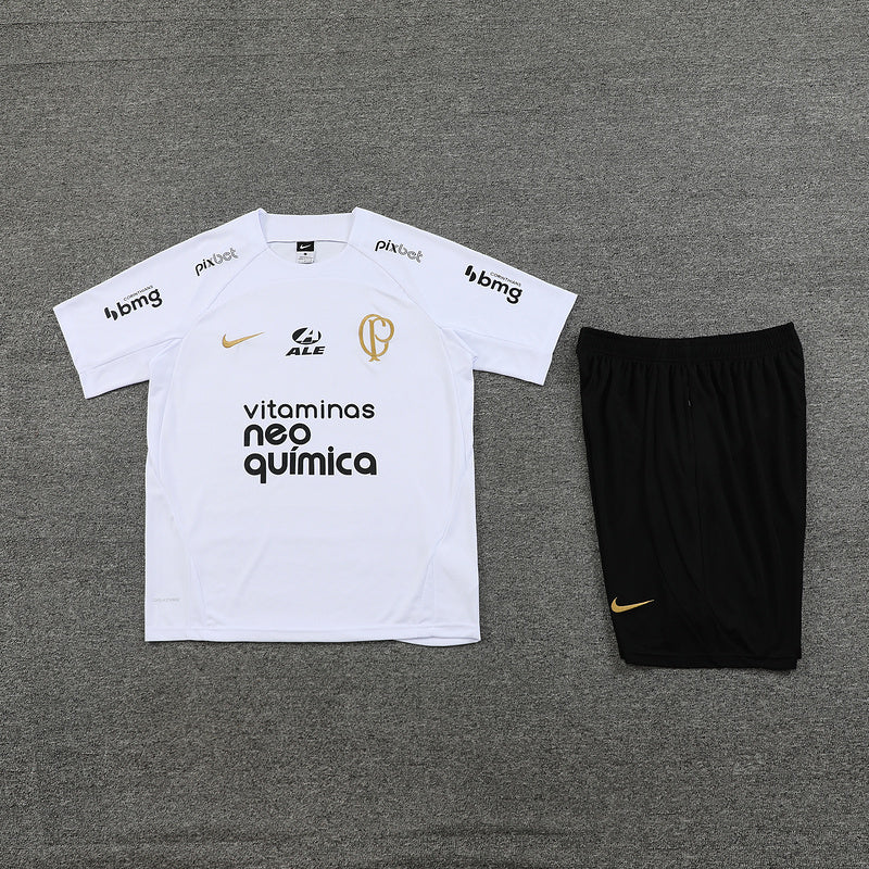Kit treino Corinthians Nike 2023/2024 com camisa branca com patrocínios e bermuda preto timão, ideal para treinos e torcedores apaixonados