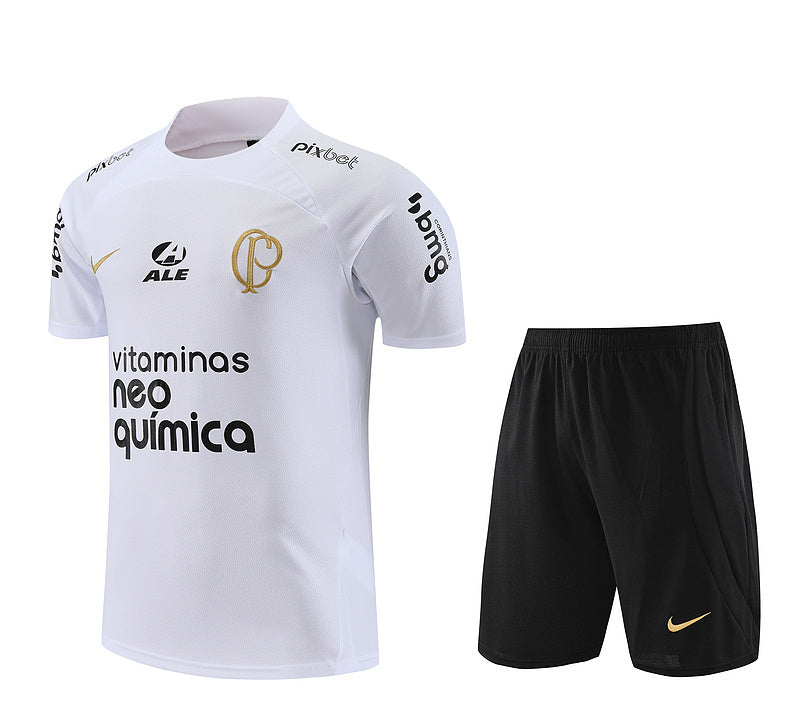 Kit treino Corinthians Nike 2023/2024 com camisa branca com patrocínios e bermuda preto timão, ideal para treinos e torcedores apaixonados
