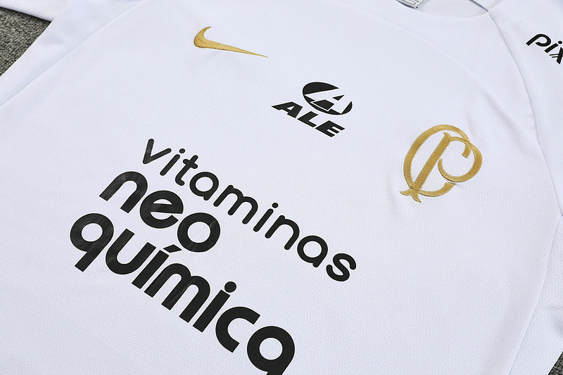 Kit treino Corinthians Nike 2023/2024 com camisa branca com patrocínios e bermuda preto timão, ideal para treinos e torcedores apaixonados