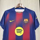 Camisa Barcelona Home I 2025/26 Nike Torcedor Masculina azul com detalhes em grená, escudo aplicado e tecido leve para conforto.
