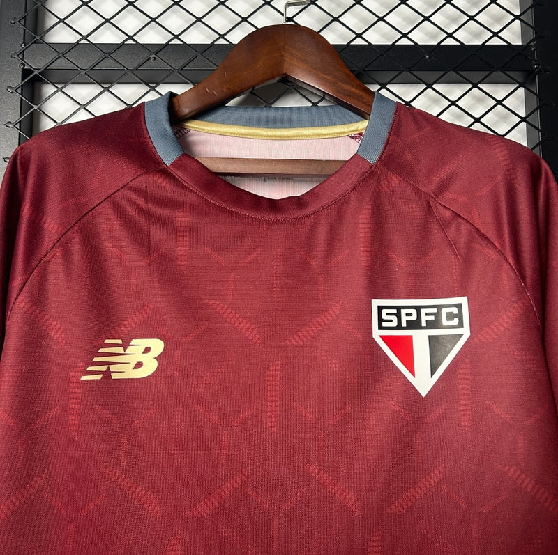 Camisa oficial de treino do São Paulo FC 2025/2026 New Balance, versão masculina, em tecido tecnológico NB Dry