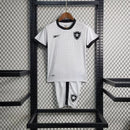 Kit Infantil Botafogo Third 2023/24 Reebok completo com camisa, shorts e meiões, uniforme oficial do Glorioso para crianças de 3 a 13 anos, cores preto e branco, escudo bordado e design moderno, perfeito para torcer com estilo e conforto."
