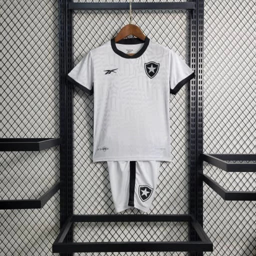 Kit Infantil Botafogo Third 2023/24 Reebok completo com camisa, shorts e meiões, uniforme oficial do Glorioso para crianças de 3 a 13 anos, cores preto e branco, escudo bordado e design moderno, perfeito para torcer com estilo e conforto."
