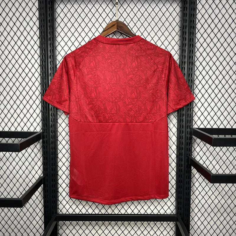 Camisa Athletico Paranaense Treino 2024/25 Umbro Torcedor Masculina com escudo oficial bordado e logo Umbro estampado, modelo masculino em tecido respirável para treino e uso casual.
