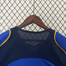 Camisa Juventus Away II 2004/05 Nike Retrô Masculina azul, escudo da Juventus bordado no peito, gola redonda clássica e detalhes em preto e branco.