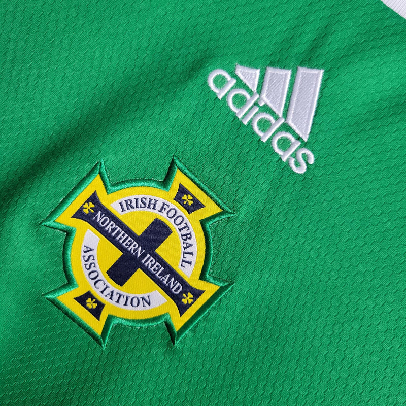 Camisa Irlanda do Norte Home I 2022/23 Adidas masculina verde com detalhes em branco e azul, gola careca, mangas curtas e tecido leve respirável para torcedores"