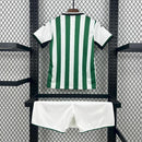 Kit Infantil Córdoba CF Home (1) 2025/26, camisa verde e branca com shorts oficiais, disponível dos tamanhos 3-4 anos até 12-13 anos, uniforme completo para pequenos torcedores."
