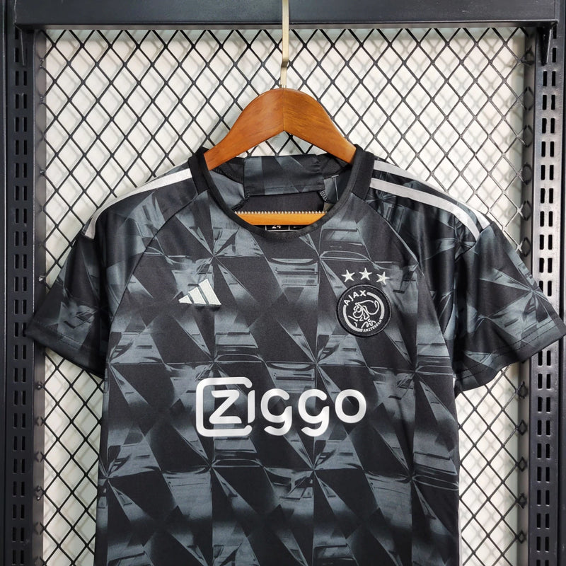 Kit Infantil Ajax Third (3) 2023/24 Adidas - Conjunto camisa e short oficial, preto com detalhes exclusivos, versão torcedor infantil, confortável e respirável.