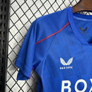 Kit Infantil Rangers FC Home (1) 2024/25 Castore completo com camisa azul, shorts e meias, oficial, escudo do clube em destaque, design moderno e confortável para crianças de 3 a 13 anos"