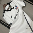 Camisa Colo-Colo Home I 2024/25 Adidas Torcedor Masculina branca, uniforme principal do clube chileno, design clássico com escudo do Colo-Colo e logo Adidas, ideal para torcedores e colecionadores.