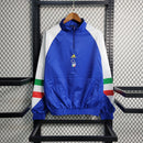 Corta-Vento Itália Edição ICON 2023/24 Adidas Masculino, azul vibrante, com escudo da seleção italiana e logo Adidas em destaque, zíper frontal completo e bolsos funcionais, ideal para torcedores e uso casual.”