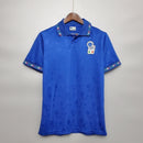Camisa Itália Home I 1994/95 Retrô masculina, azul, com escudo da seleção italiana no peito e detalhes clássicos da temporada 1994/95, feita em tecido leve e confortável, ideal para colecionadores, fãs de futebol histórico e uso casual.”